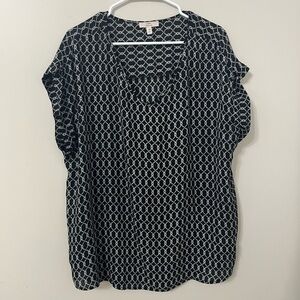 Como vintage black and white patterned short sleeved v-neck blouse